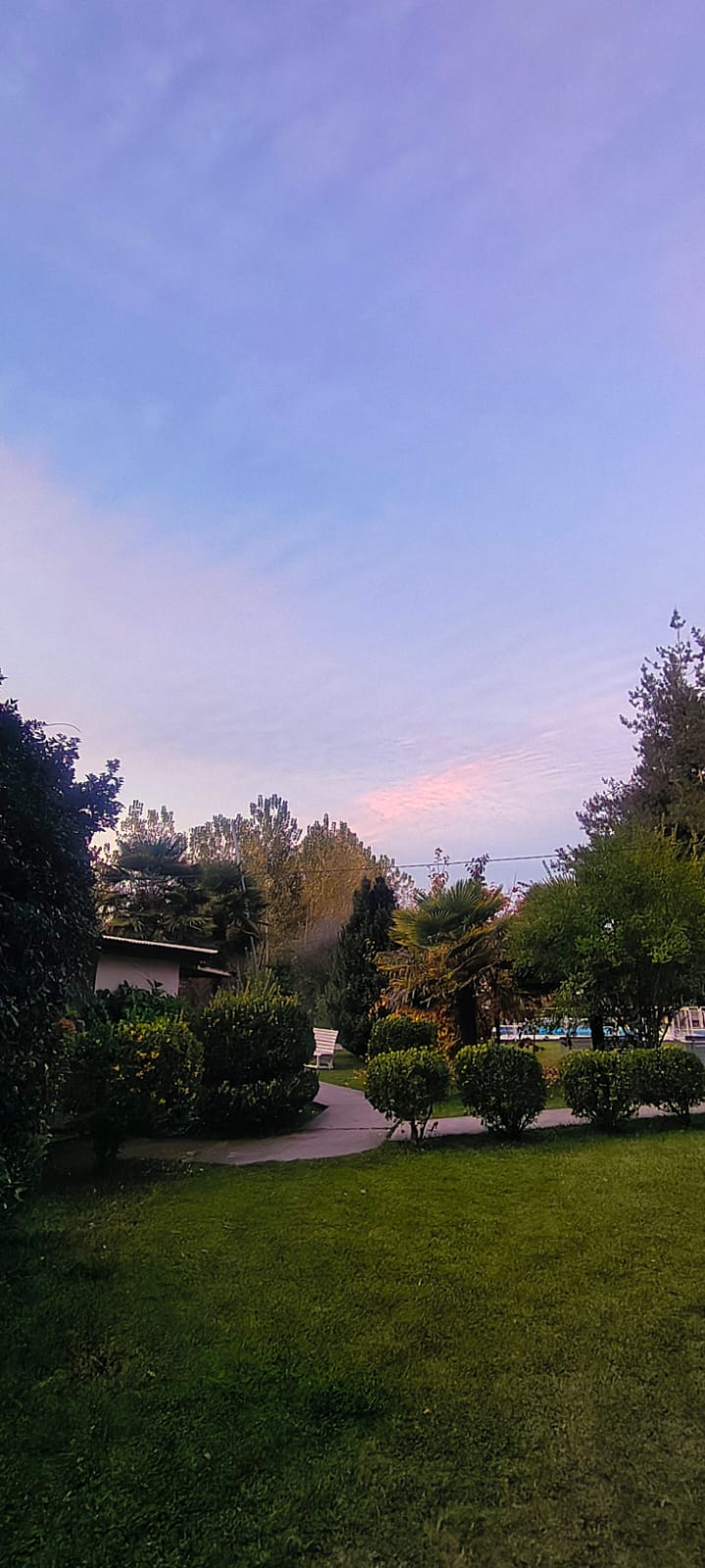 Jardines y senderos al atardecer