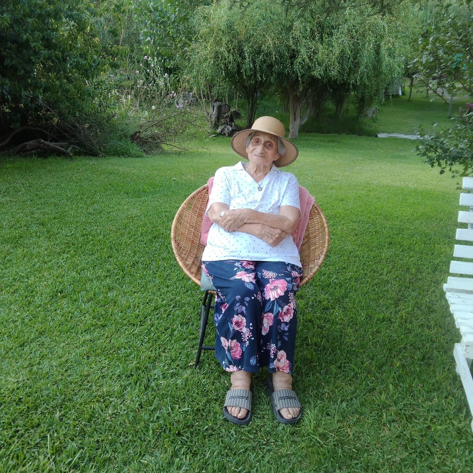 Una persona descansando en una silla en el jardín